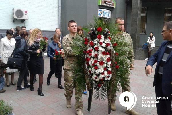 Пришли сотни людей: в Киеве простились с погибшим замглавы АП Тарановым