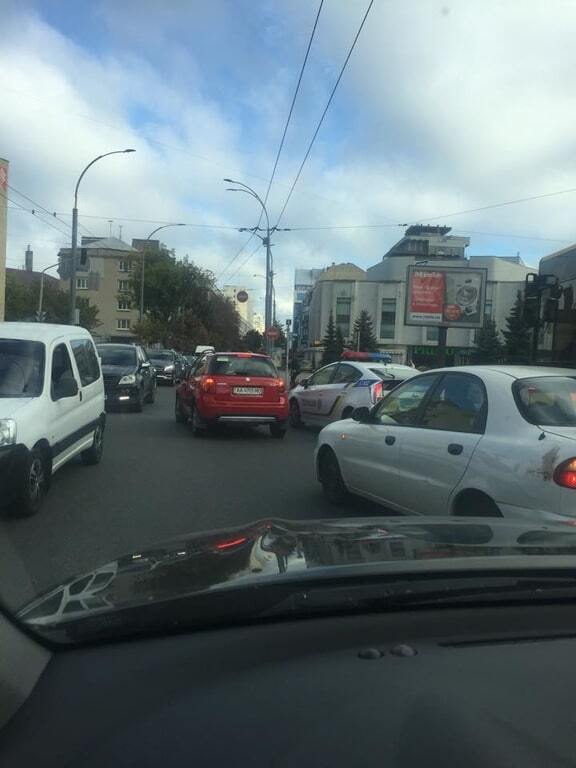 У Києві нардеп помітила копа-водія, який грубо порушував ПДР