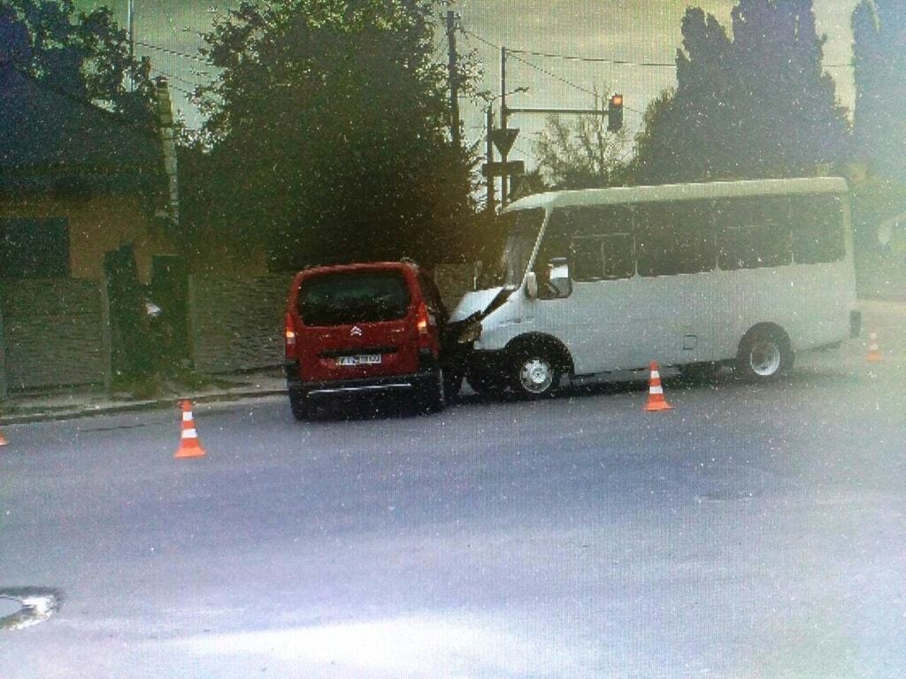 На Киевщине автомобиль врезался в автобус: есть пострадавшие