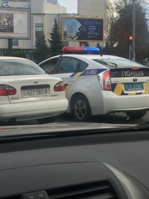 В Киеве нардеп заметила копа-водителя, который грубо нарушал ПДД