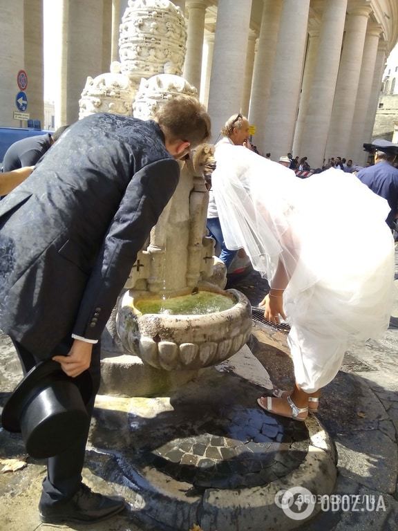 Молодожены остановились у ватиканского фонтана после благословения Папы Франциска