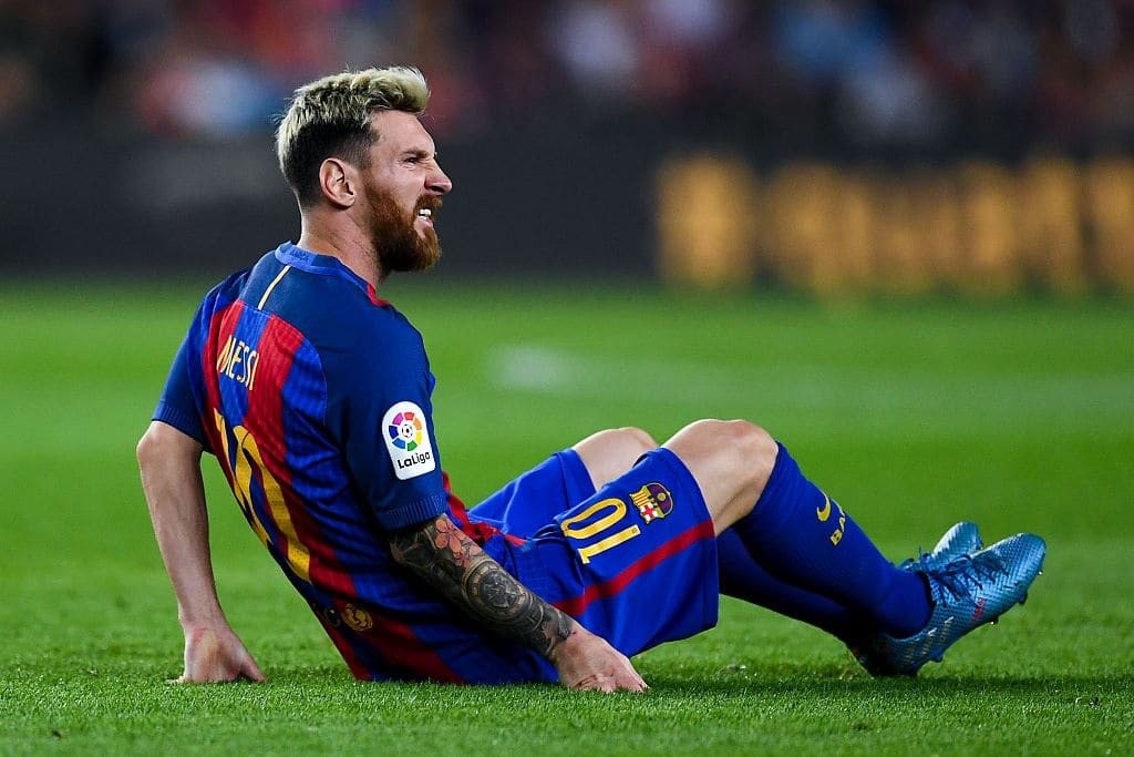Потеря для всего футбола: Месси получил травму в матче с "Атлетико" – видео момента