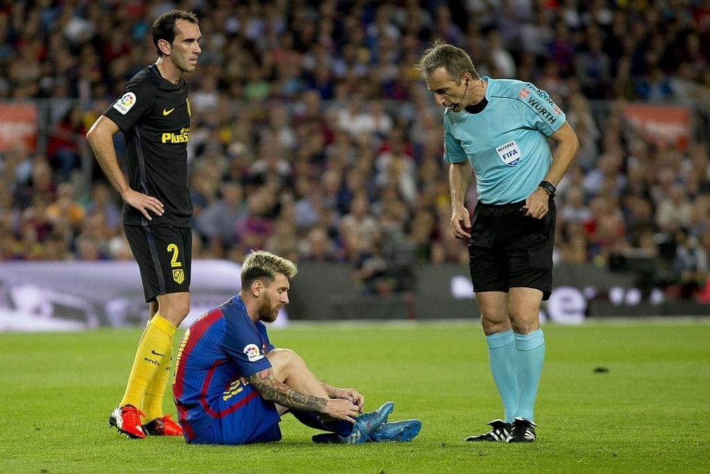 Потеря для всего футбола: Месси получил травму в матче с "Атлетико" – видео момента