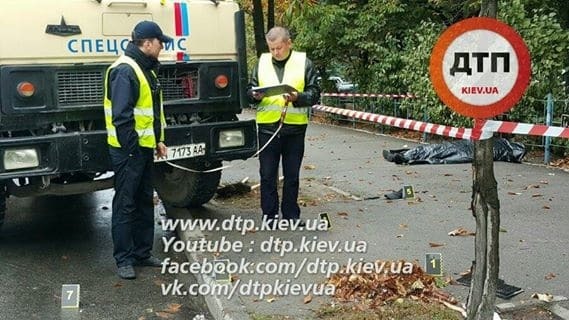 В Киеве грузовик сбил насмерть пешехода