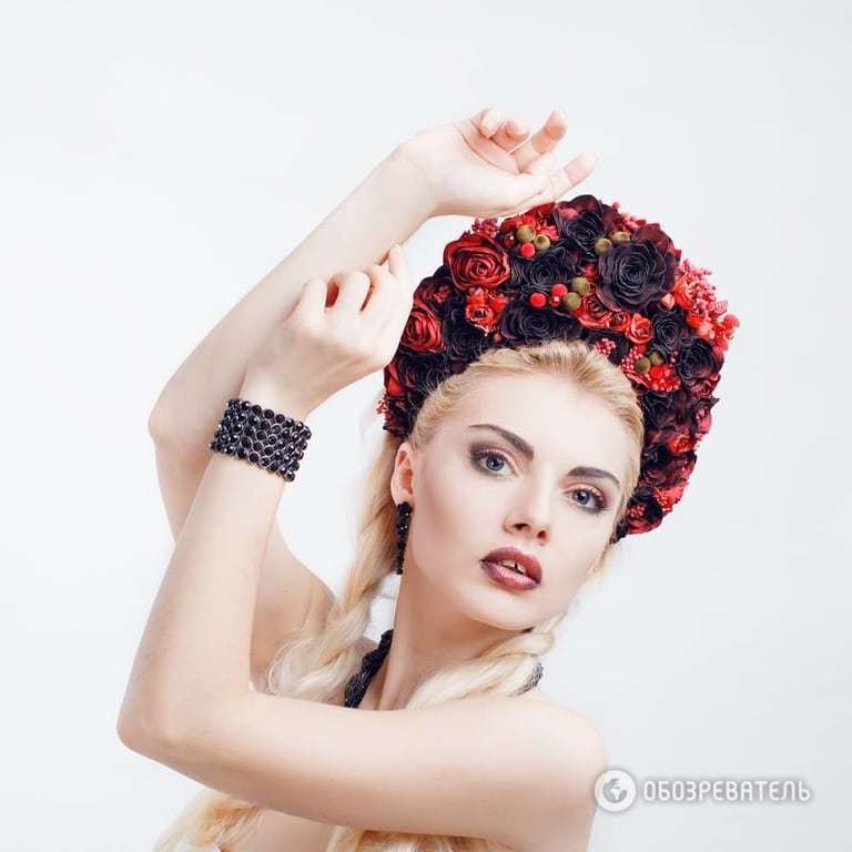 Киянка створює унікальні вінки в українському стилі