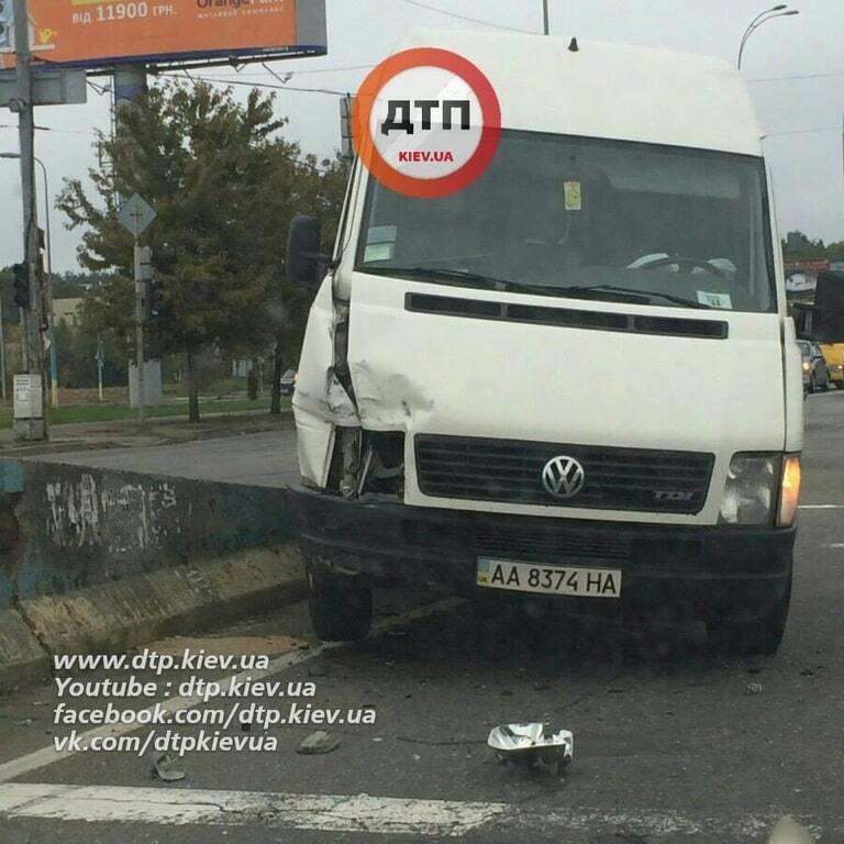 ДТП в Киеве: микроавтобус врезался в отбойник