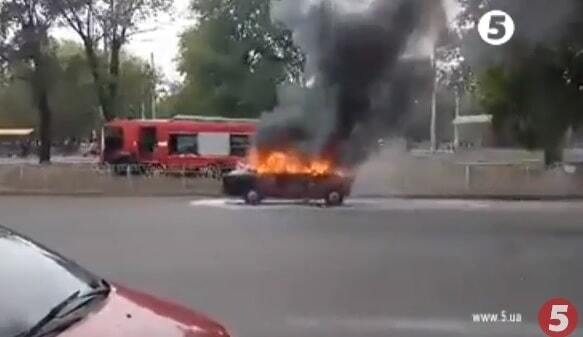 В Киеве на дороге загорелся автомобиль: опубликовано видео 