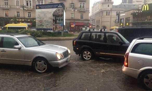 Ливень в Тбилиси затопил улицы и ограничил движение транспорта: фотофакт