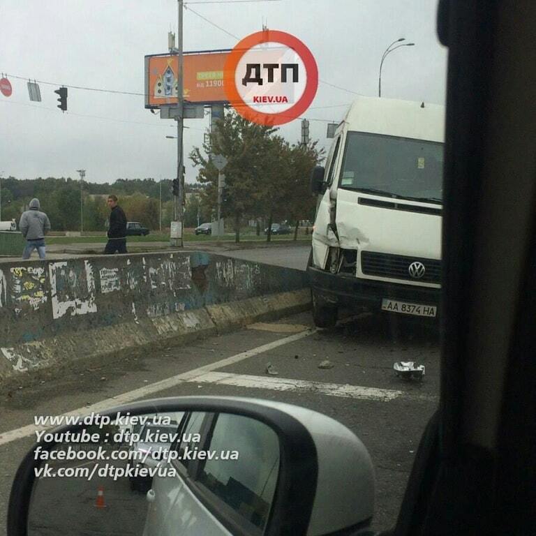 ДТП в Киеве: микроавтобус врезался в отбойник