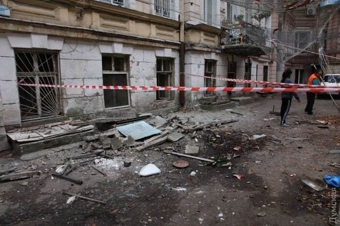 ЧП в Одессе: балкон обрушился с третьего этажа вместе с женщиной 