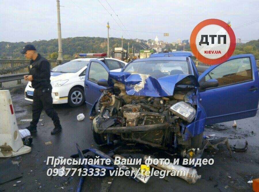 В Киеве на мосту Патона Mercedes на полном ходу влетел в автоцистерну: легковушка загорелась. Опубликованы фото и видео