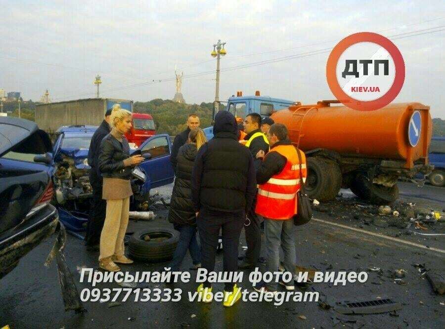 У Києві на мосту Патона Mercedes на величезній швидкості влетів в автоцистерну: легковик загорівся