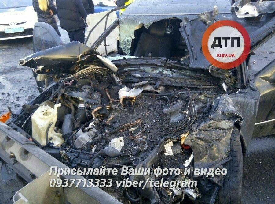 У Києві на мосту Патона Mercedes на величезній швидкості влетів в автоцистерну: легковик загорівся