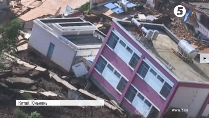 Зсуви у Китаї "поховали" під землею десятки будинків