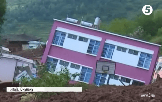 Оползни в Китае "похоронили" под землей десятки домов: опубликованы фото