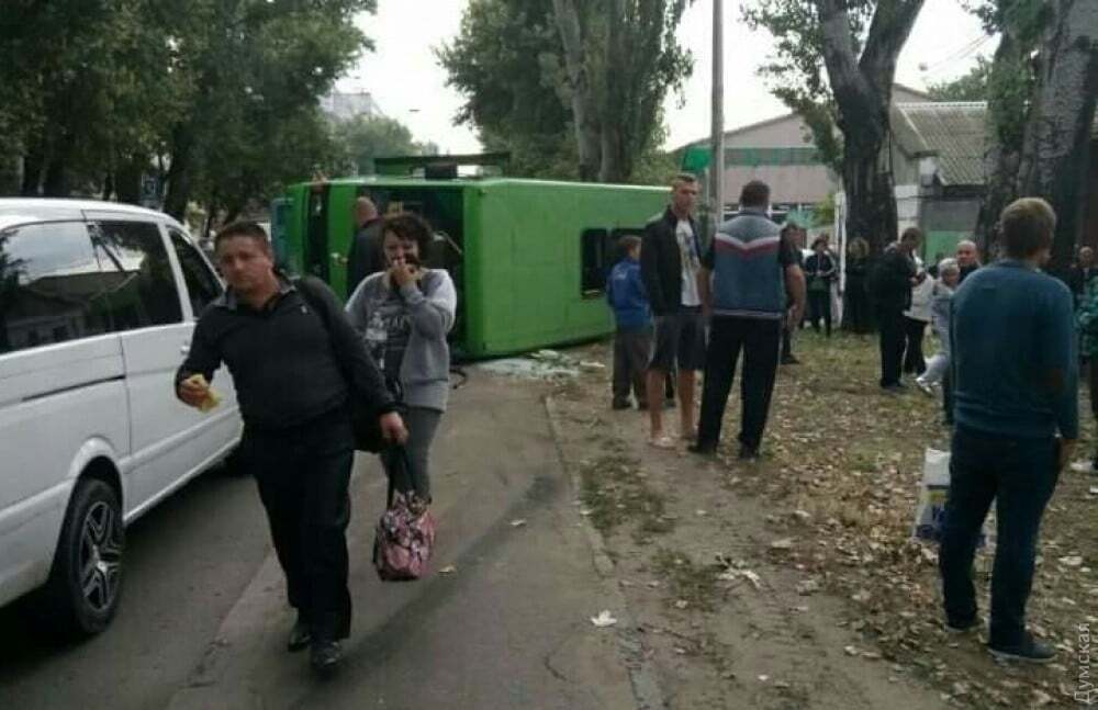 В Одессе на ходу перевернулась маршрутка: пострадали пассажиры. Опубликованы фото