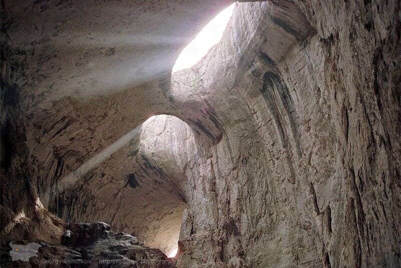 "Очі Бога": в Болгарії туристи можуть побачити дивовижну печеру - фото