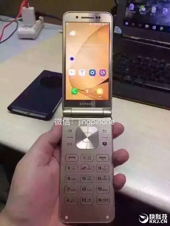 В сеть попали снимки смартфона-раскладушки Samsung с двумя экранами: фото