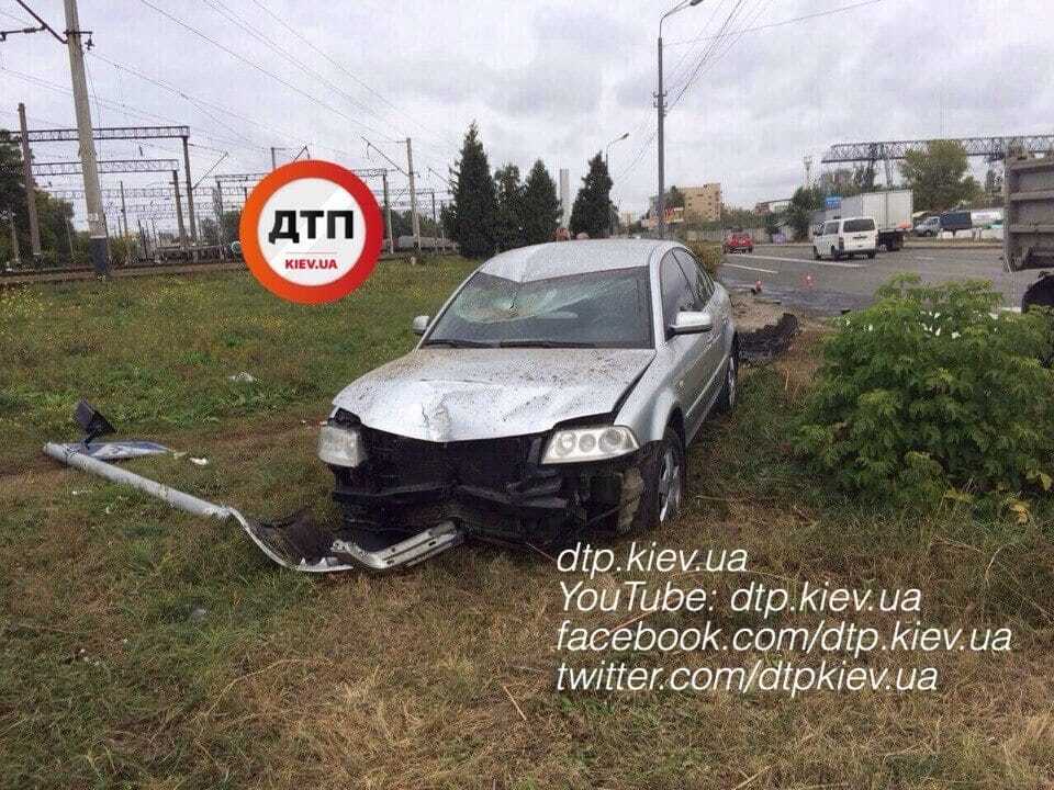 ДТП в Киеве: автомобиль сбил дорожный знак
