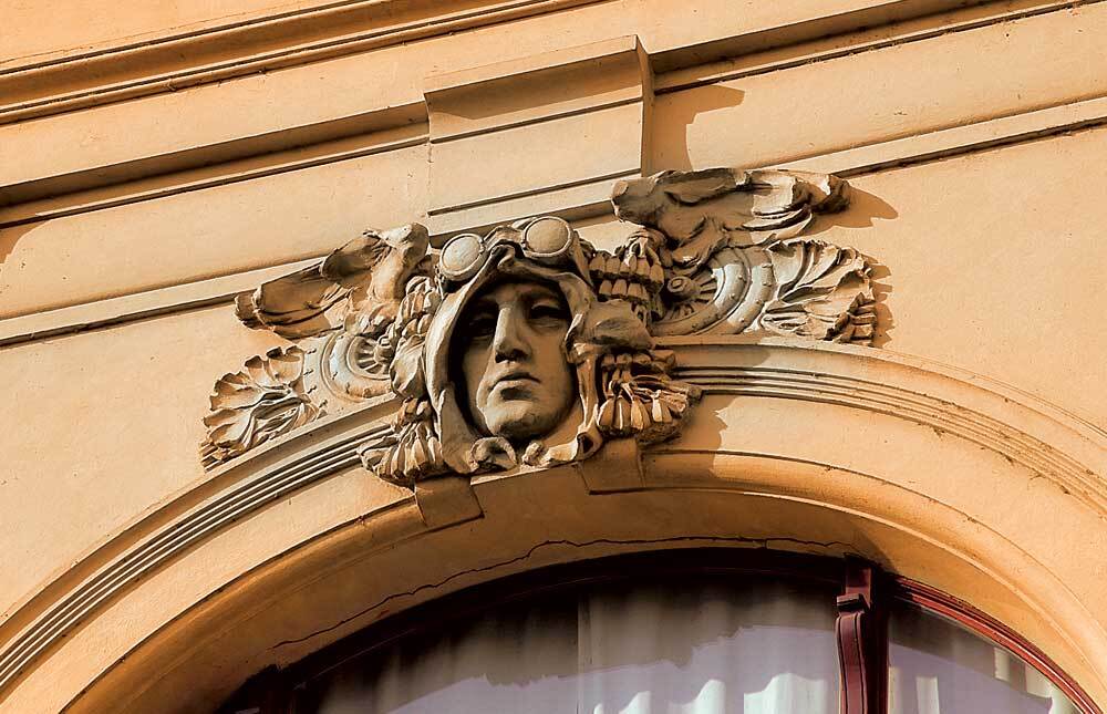 Каменные "лица" Праги: загадочные маскароны на домах столицы Чехии - фото