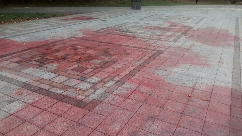 В Киеве вандалы изуродовали памятник Владимиру Великому