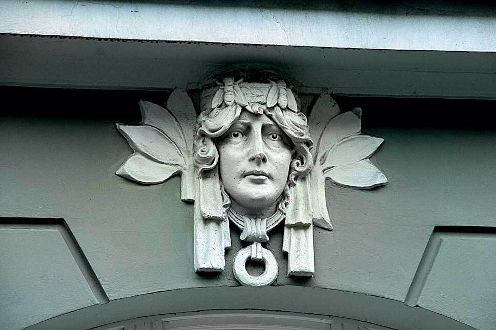 Каменные "лица" Праги: загадочные маскароны на домах столицы Чехии - фото
