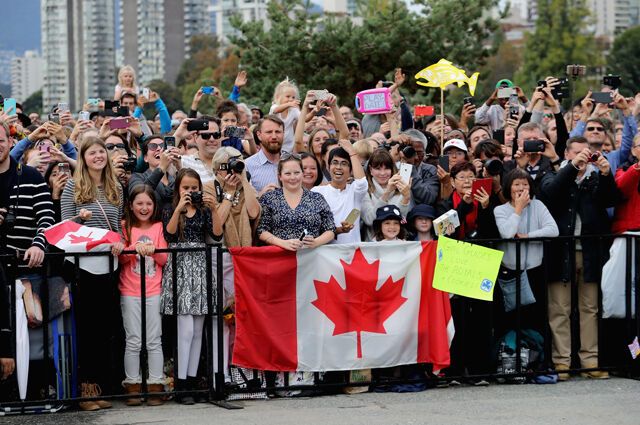Хрупкая Кейт Миддлтон вышла в платье цветов флага Канады: фотофакт