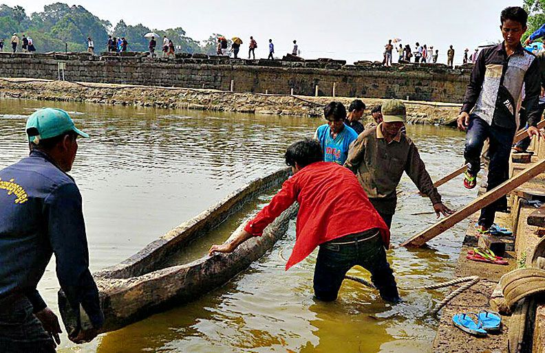 В Камбодже обнаружили древнюю лодку возрастом 800 лет: фотофакт