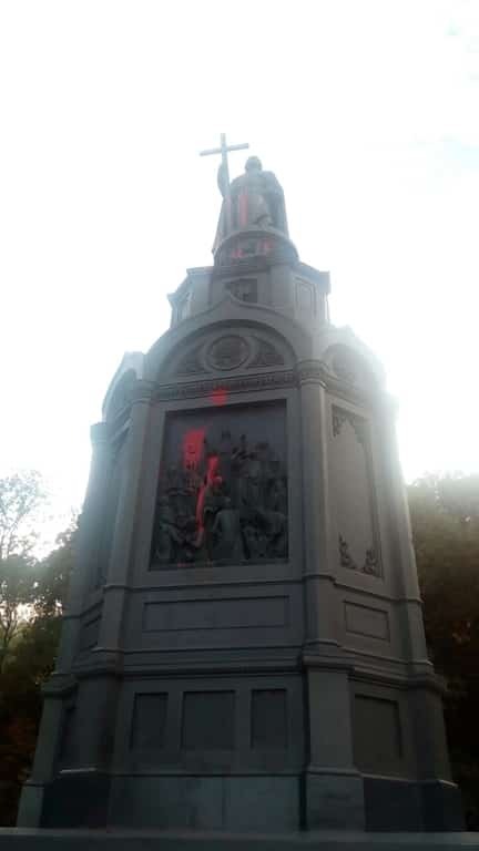 В Киеве вандалы изуродовали памятник Владимиру Великому