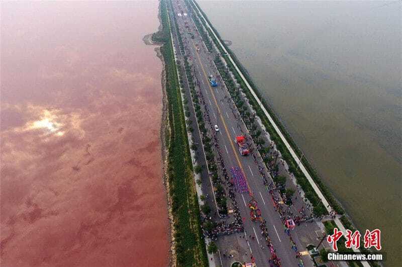 В Китае Соляное озеро окрасилось в розовый цвет: фотофакт