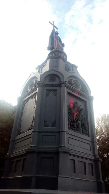 В Киеве вандалы изуродовали памятник Владимиру Великому