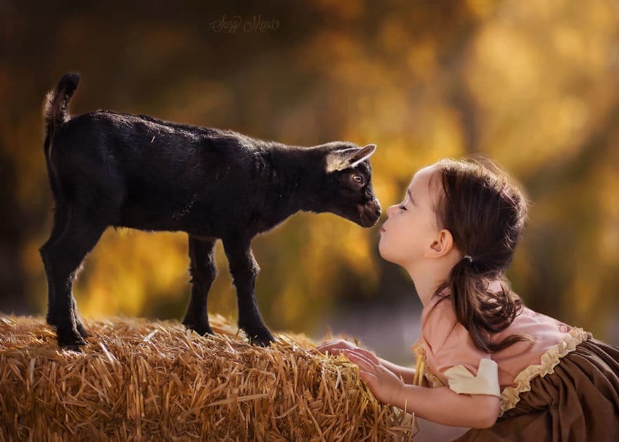 Настроение детства: мама-фотограф запечатлела нежную дружбу дочери с животными