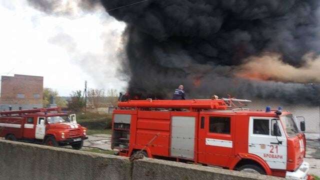 Під Києвом на складі сталася потужна пожежа