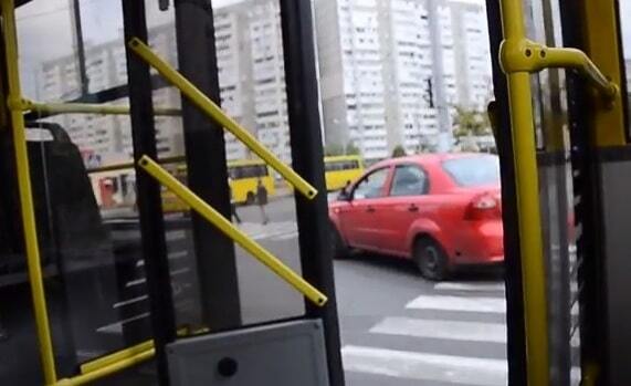 В Киеве заметили троллейбус, который ездил с открытыми дверями: опубликовано видео 