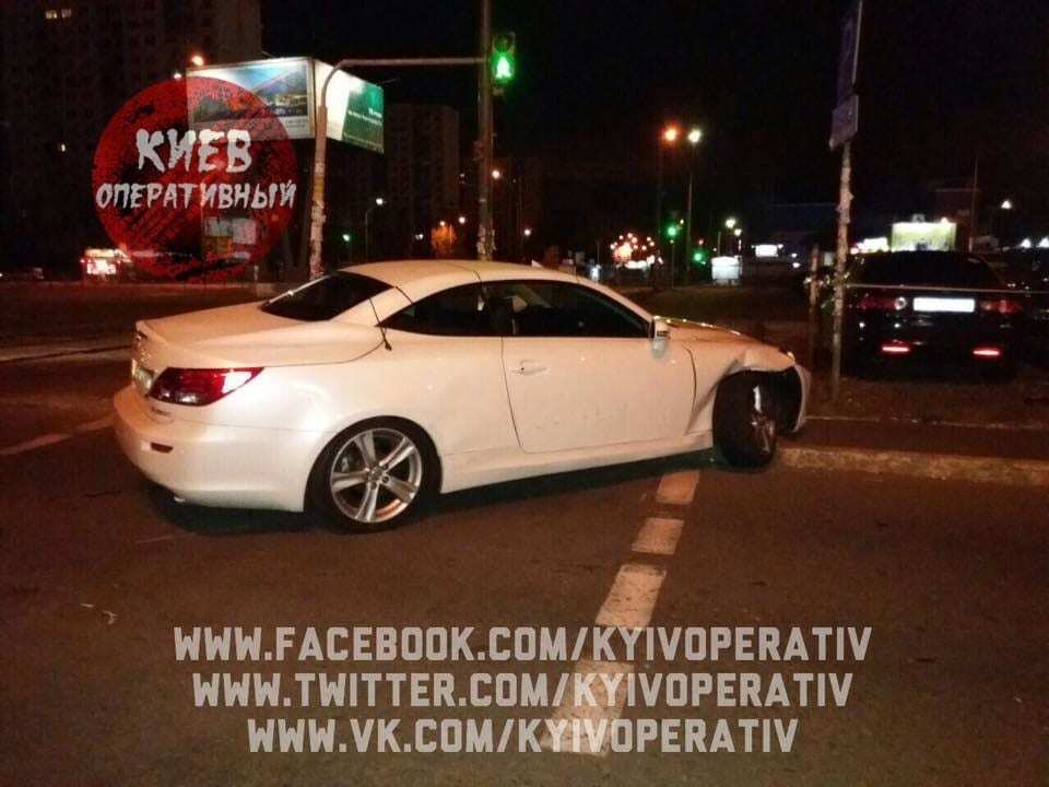 Ехал на красный: в Киеве пьяный водитель Lexus устроил ДТП 
