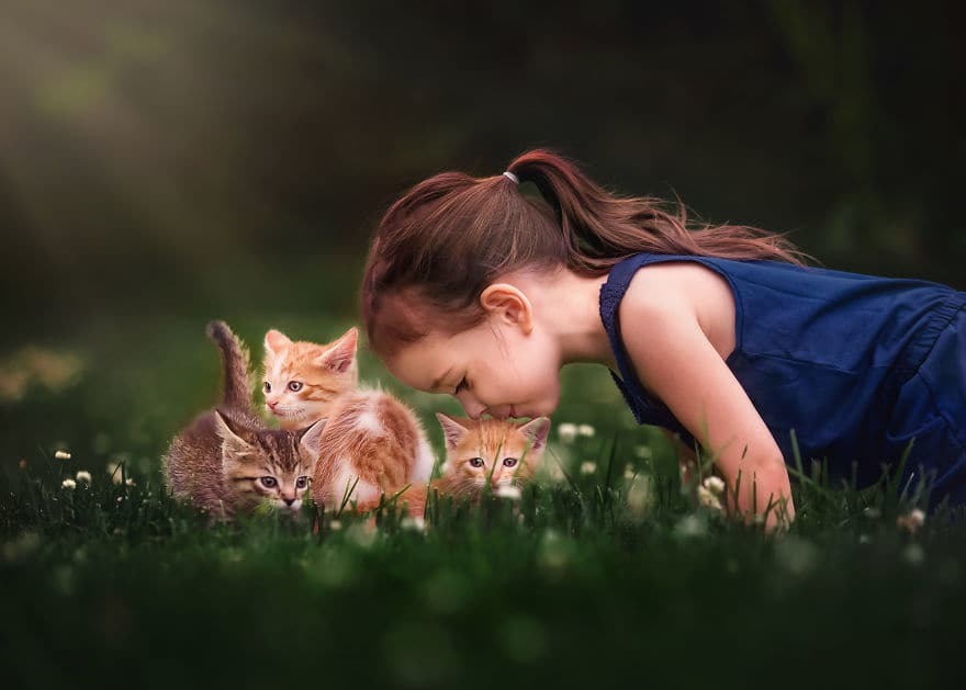 Настроение детства: мама-фотограф запечатлела нежную дружбу дочери с животными