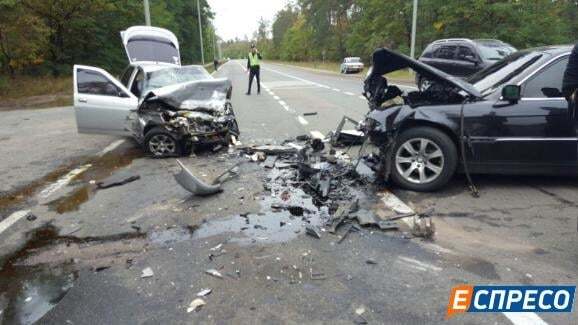Масштабное ДТП под Киевом: авто разбиты, двое пострадавших