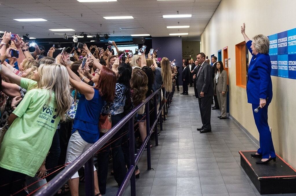 Усі повернулися спиною: мережу здивував незвичний знімок із Клінтон