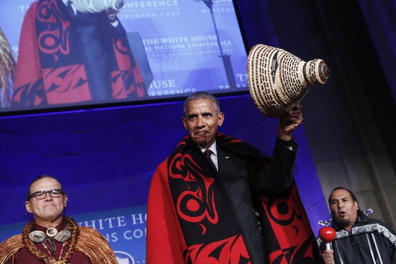 Обама перевоплотился в индейца в Белом доме. Фоторепортаж