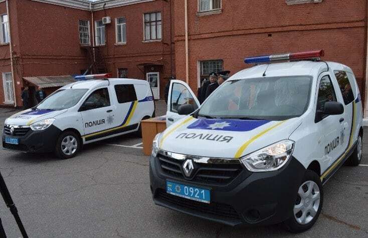 Живущий на одну зарплату нардеп от "Народного фронта" подарил полиции два Renault: опубликованы фото