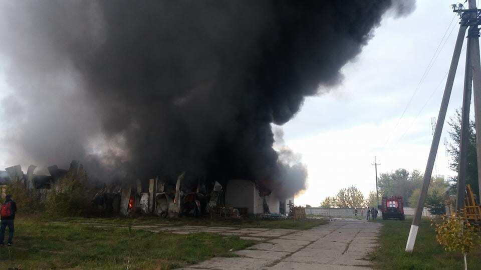 Під Києвом на складі сталася потужна пожежа