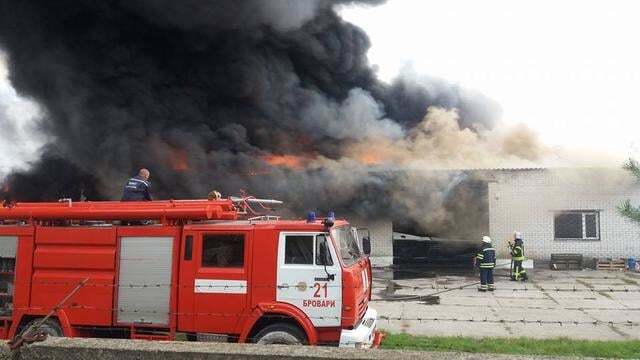 Під Києвом на складі сталася потужна пожежа