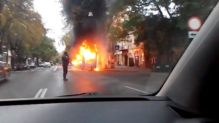 Згоріла дотла: в центрі Одеси на ходу спалахнула маршрутка