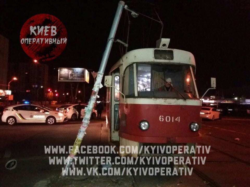 Ехал на красный: в Киеве пьяный водитель Lexus устроил ДТП 