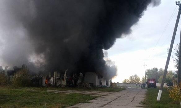 Под Киевом на складе произошел мощный пожар: опубликованы фото