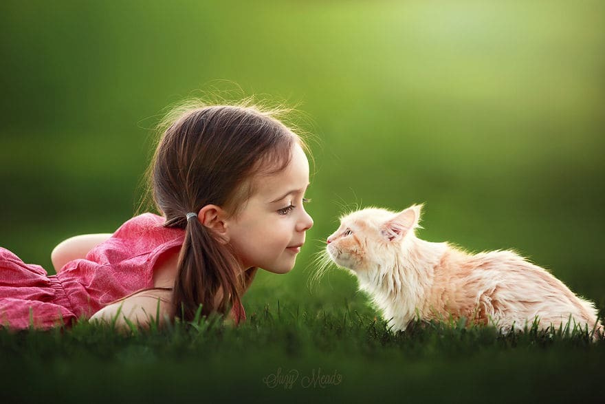 Настрій дитинства: мама-фотограф відобразила ніжну дружбу дочки із тваринами
