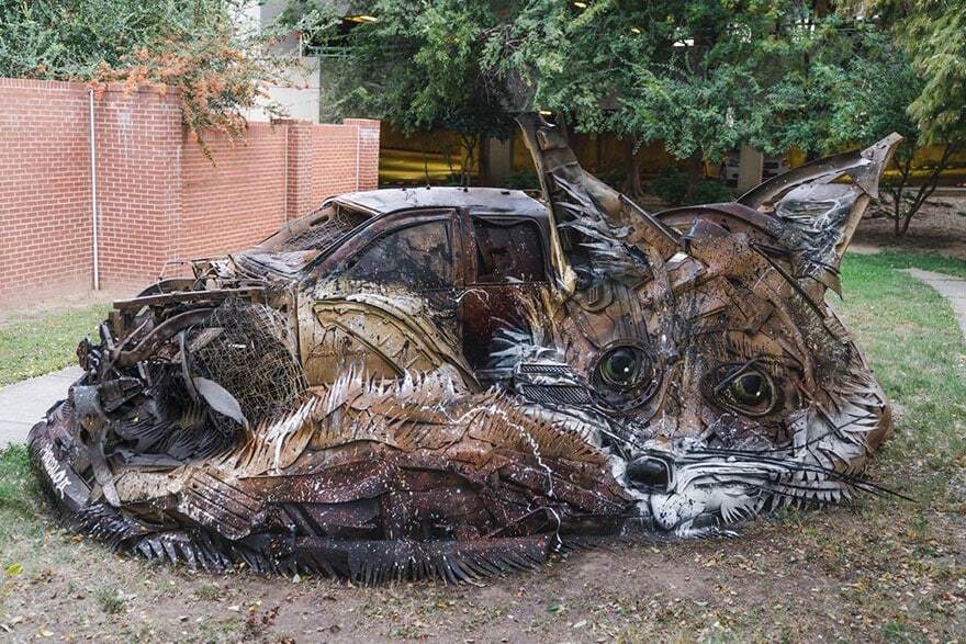 Художник превратил мусор в огромные скульптуры милых животных