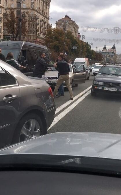 В Киеве в пробке на Крещатике подрались водители: опубликовано видео