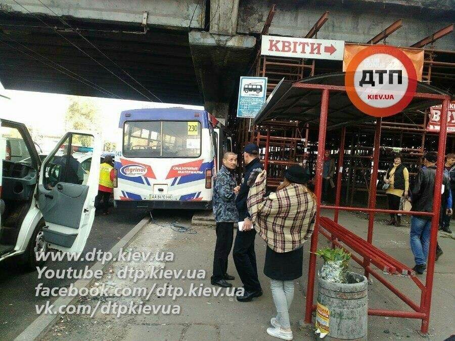 У Києві маршрутка з пасажирами потрапила у ДТП: є постраждалі