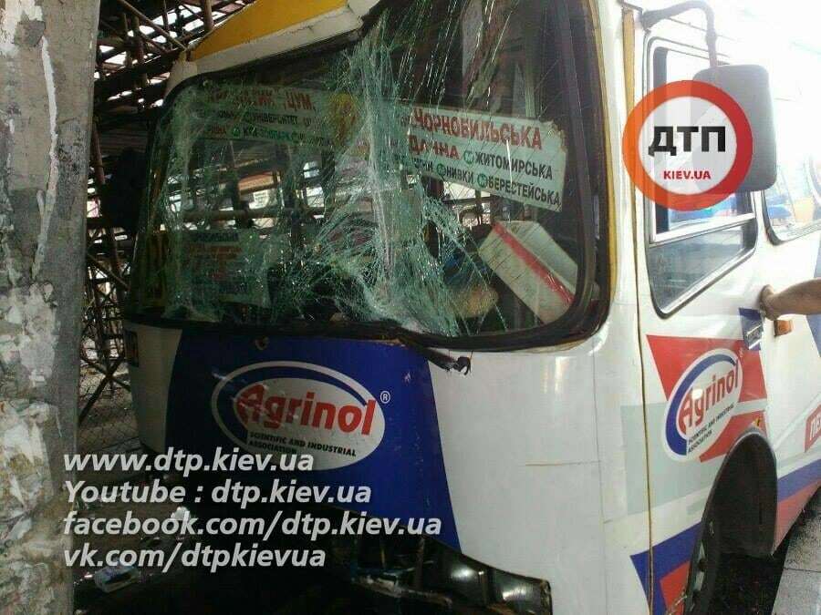 В Киеве маршрутка с пассажирами попала в ДТП: есть пострадавшие